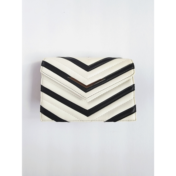 Express chevron stitch quilted crossbody bag - Picture 2 of 6